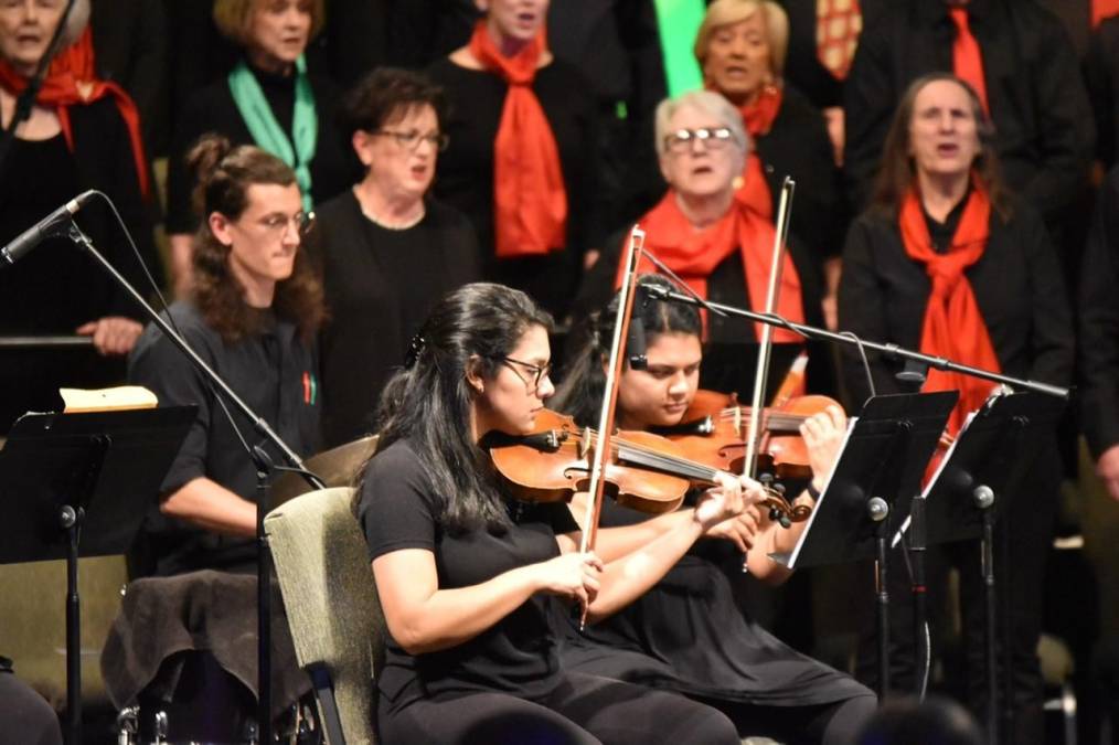 Violinista hondureña se gradúa con honores en universidad de Luisiana
