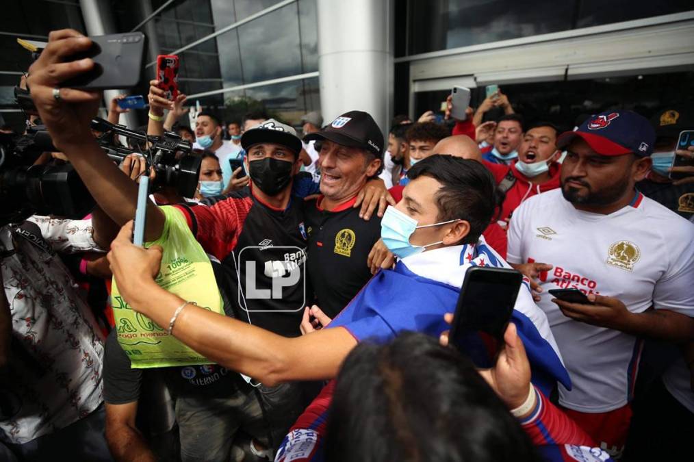 Pedro Troglio se mostró muy contento con el recibimiento de los aficionados del Olimpia.