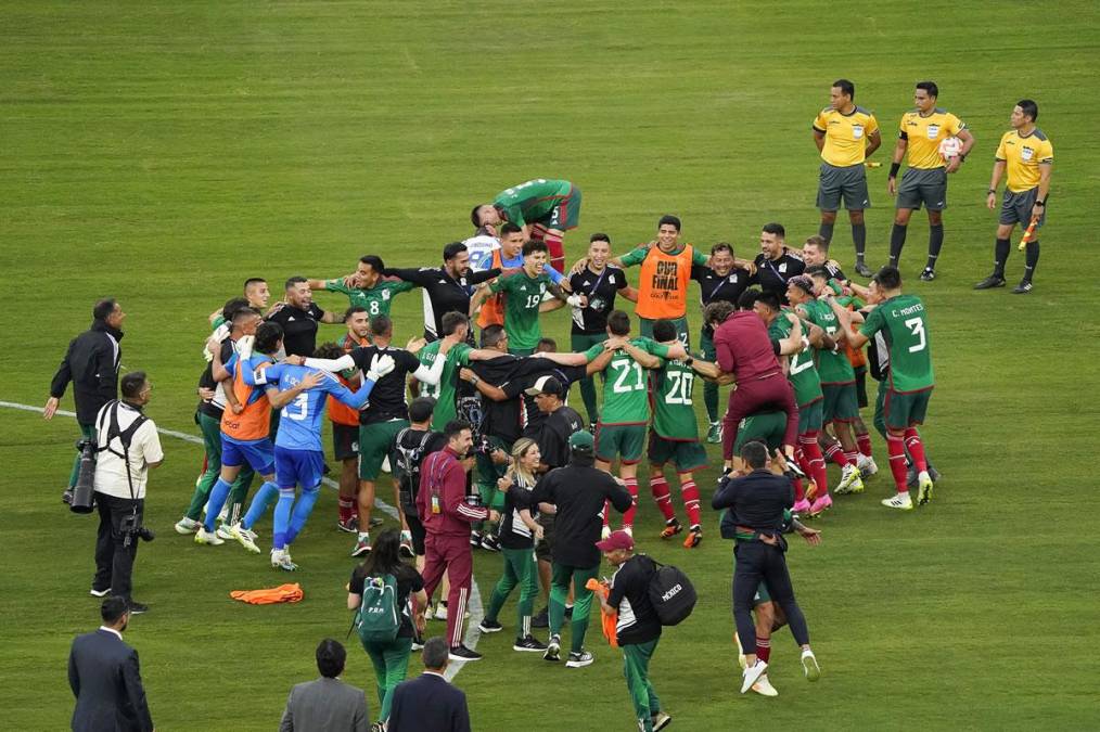La celebración de los jugadores de México tras conquistar el título de la Copa Oro 2023.