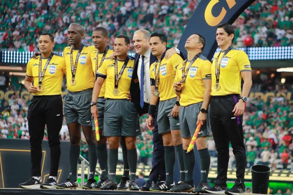 Saíd Martínez y todo el equipo arbitral de la final de la Copa Oro 2023 posando con Victor Montagliani, presidente de la Concacaf.