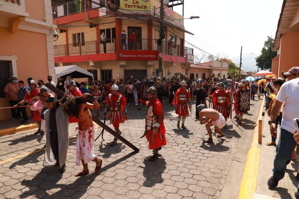 FOTOS: Iglesia católica celebra procesión del Viacrucis en distintas ciudades de Honduras