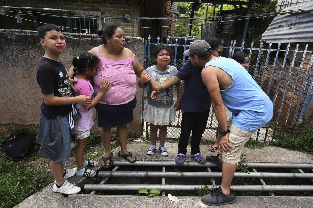 Llanto y desesperanza: así fue el desalojo de los habitantes de colonias de Tegucigalpa tras falla geológica