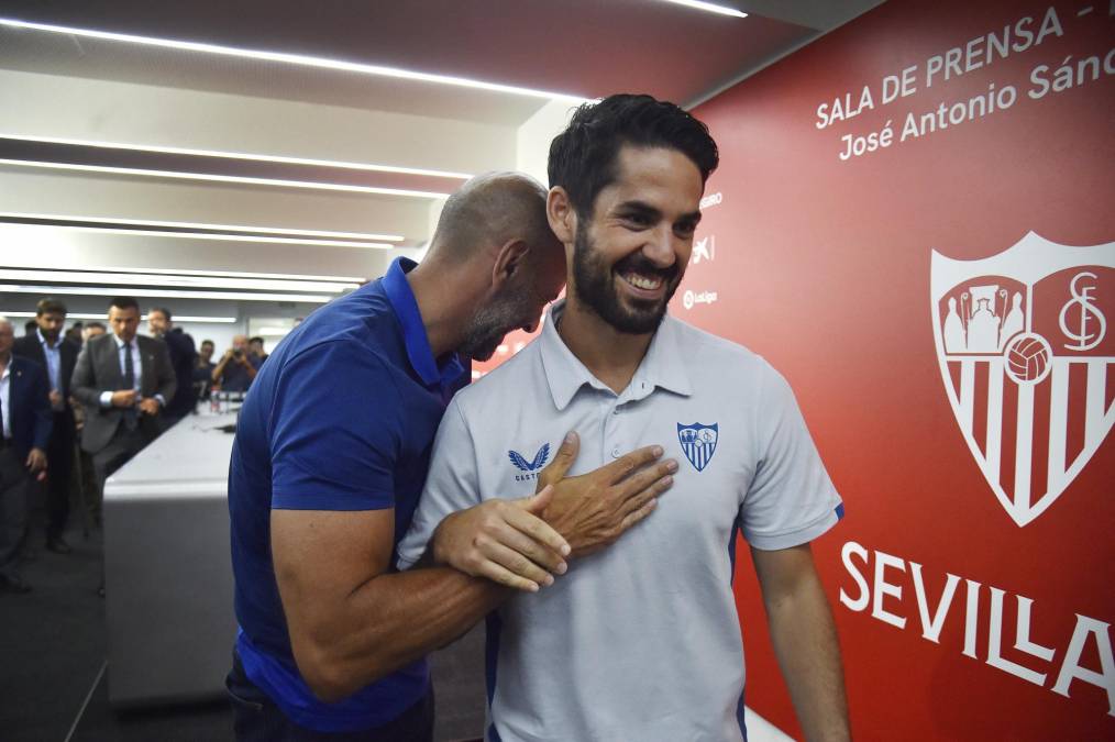 “Sé de dónde vengo. Me hace mucha ilusión cómo me ha recibido el sevillismo. Tenemos una temporada muy bonita por delante, con muchos retos y estoy muy contento de sumar”, añadió Isco.