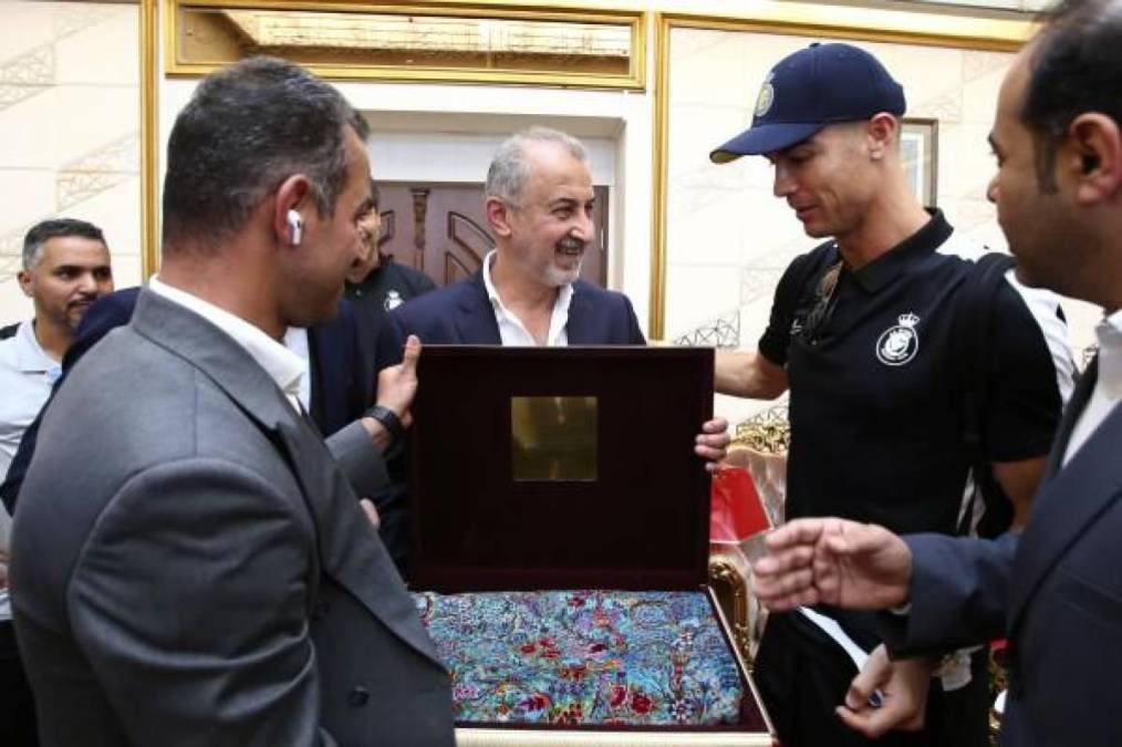 En aquella tarde, el delantero portugués recibió como regalo una lujosa alfombra persa por parte del presidente del Persépolis.