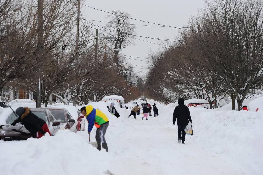 Mientras tanto, las autoridades de la zona continúan las labores de reparación y retirada de nieve, sobre todo en el municipio de Búfalo, capital de Erie, donde continúa prohibido circular con vehículos.