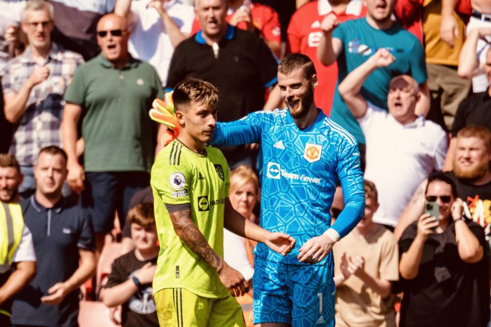 El argentino Lisandro Martínez fue elegido como el MVP del partido. David De Gea lo felicita.