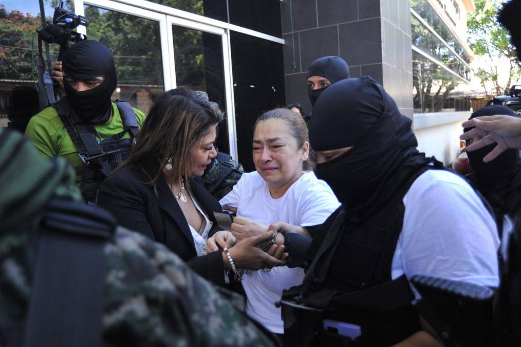 Sus acompañantes, entre ellas Karla Romero (en la foto), su abogada y exjueza del Poder Judicial, la encaminaron al acceso del edificio e intentaron calmarla. 