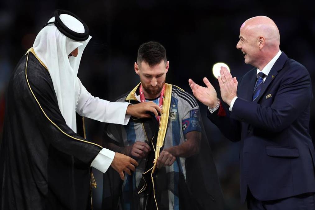 La famosa capa que utilizó Messi al levantar la Copa del Mundo disparó las ventas en Qatar, pero ¿cuál es su precio?