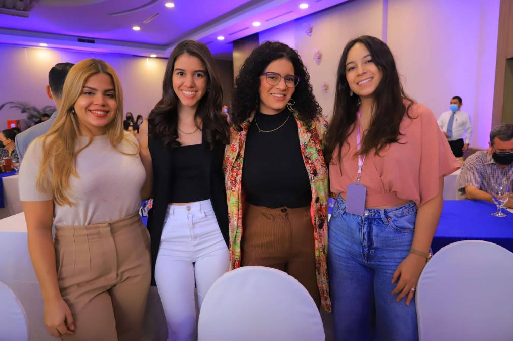 Iliana Mejía, Sofía Romero, Valeria Castillo y María Eugenia Novillo