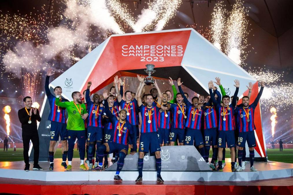 Los jugadores del Barcelona celebrando con el trofeo de campeones de la Supercopa de España.