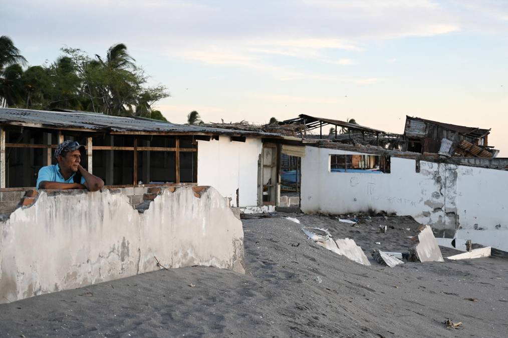 En la orilla arenosa resalta la destrucción de casas como por un terremoto. Han sido arrasadas sin piedad por el océano Pacífico en el sur de Honduras, al elevarse el nivel del mar, según lugareños a causa del calentamiento global.
