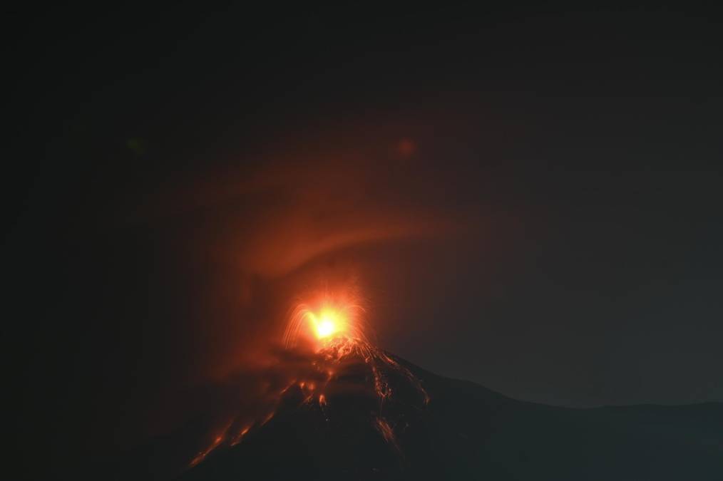 El volcán de Fuego se encuentra entre los departamentos (provincias) de Escuintla, Chimaltenango y Sacatepéquez, en el centro del territorio guatemalteco.