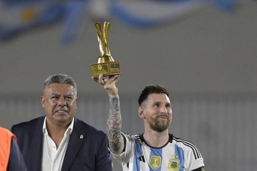 Lionel Messi recibió un trofeo de reconocimiento después del partido.