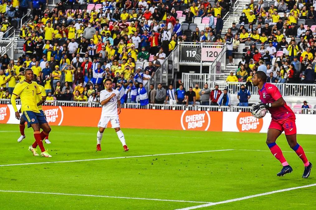 ‘Buba‘ López se queda con la pelota en un ataque colombiano.