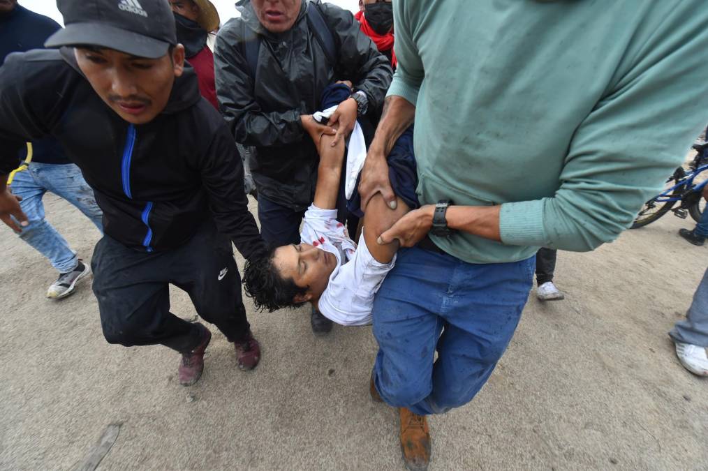 Imágenes viralizadas en las redes sociales muestran a policías que disparan al cuerpo de manifestantes en la plaza principal de Ilave, una pequeña ciudad a 3.800 ms de altitud cercana al lago Titicaca en la frontera con Bolivia.