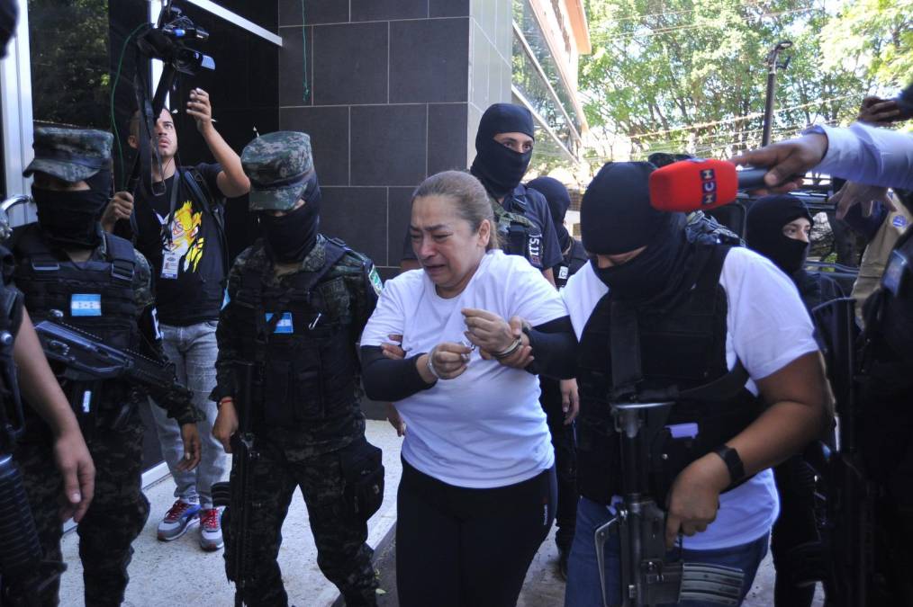 Tábora, trasladada a Medicina Forense para una evaluación médica rutinaria, dijo que se golpeó un pie al bajar del vehículo en el que era trasladada por policías militares desde la prisión de Támara. 