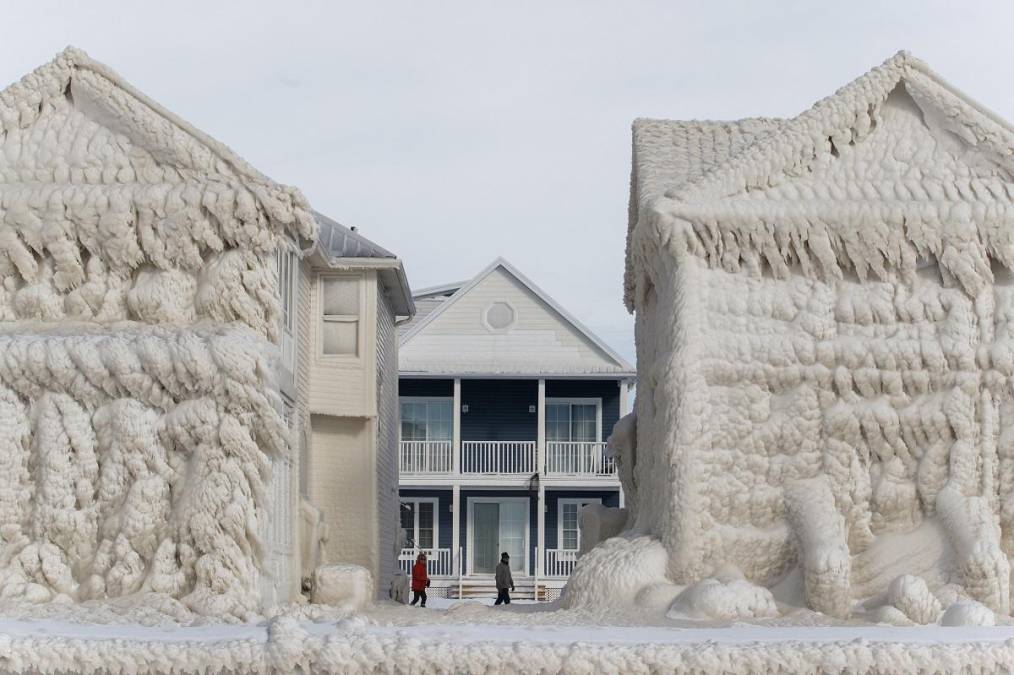 La histórica tormenta, que también dejó varias casas congeladas alrededor del Lago Erie, azotó Estados Unidos el fin de semana de Navidad, dejando a miles de personas atrapadas en sus casas sin alimentos y a millones sin electricidad.