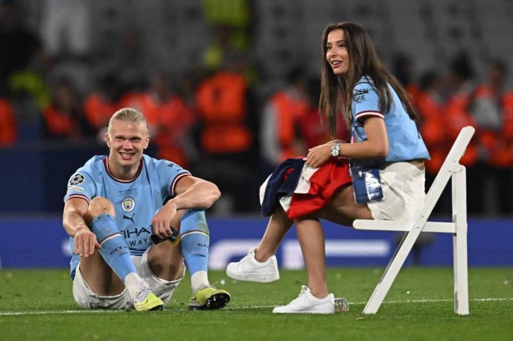 La pareja no se separó durante la celebración del Manchester City después de conseguir su primera ‘Orejona’.