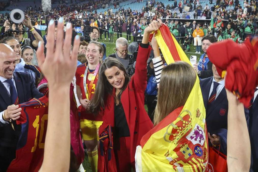 La reina Letizia y la Infanta, envuelta en la bandera de España, también recibieron la camiseta de La Roja en medio de la ovación de las jugadoras que le coreaban una y otra vez: “Sofía, Sofía”.