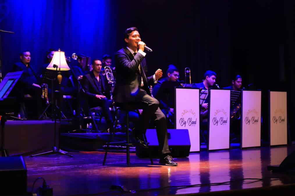 Daniel Ochoa demostró su versatilidad musical junto a la Big Band Jazz de SPS, interpretando géneros como la balada, boleros y “jazz”.