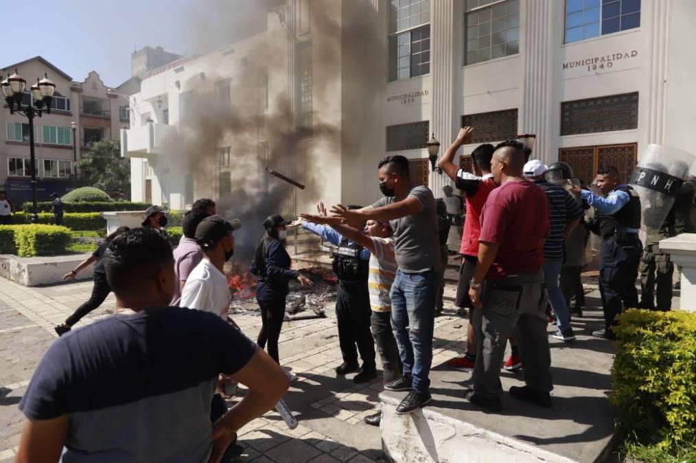 La dirigencia de las asociaciones de vendedores ambulantes esperaba el llamado de las autoridades municipales para dialogar, pero al final no hubo humo blanco.