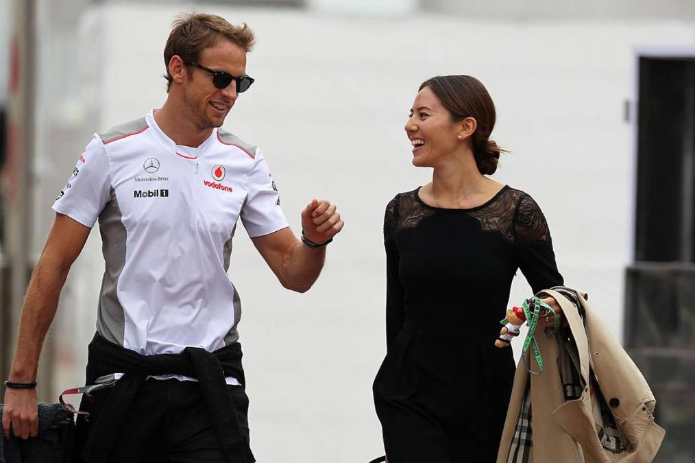 Jessica se relacionó con el mundo del deporte cuando en 2008 empezó a salir con el entonces piloto profesional de Fórmula 1, el británico Jenson Button.