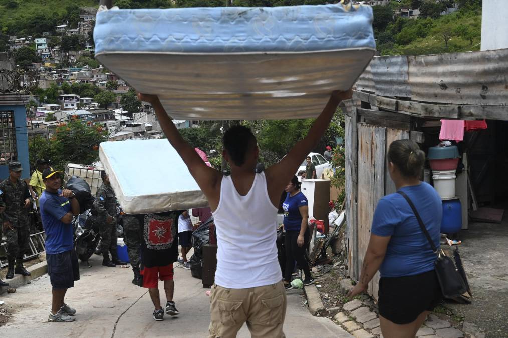 Hasta ahora no se han registrado víctimas mortales por los derrumbes de las zonas dañadas, a las que las autoridades municipales han cerrado el paso y solo permiten el acceso de los organismos de socorro.