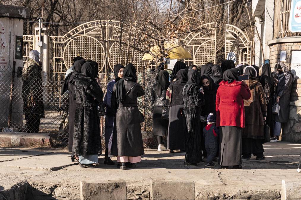 “Ha sido desgarrador ser testigo de sus esfuerzos metódicos, deliberados y sistemáticos para mantener a las mujeres y niñas afganas fuera de la esfera pública”, agregó.