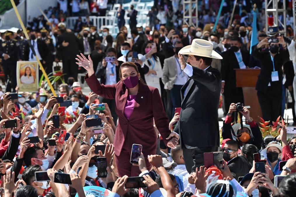 La pareja presidencial fue ovacionada por el pueblo hondureño al realizar su ingreso al Estadio Nacional para la investidura de Xiomara Castro, la primera mujer presidenta de Honduras.