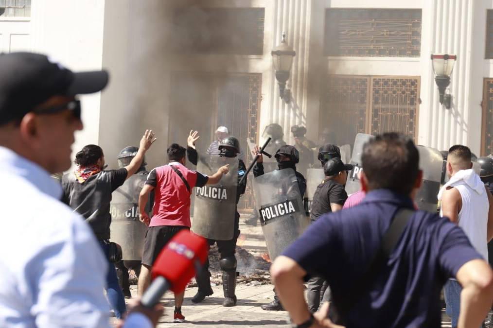 Las denuncias se interpusieron por daños al edificio y atentado terrorista, confirmó el propio alcalde Roberto Contreras.