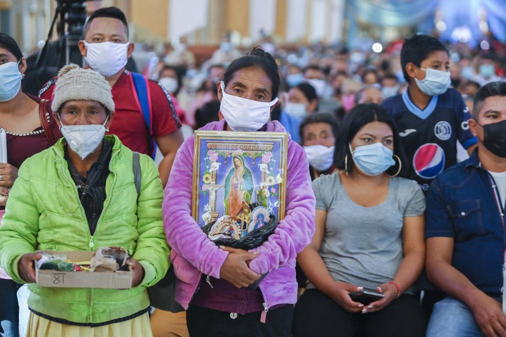  Los creyentes asisten a una misa por la aparición número 275 de la Virgen de Suyapa, patrona de Honduras, en la Basílica de Suyapa en Tegucigalpa el 3 de febrero de 2022.