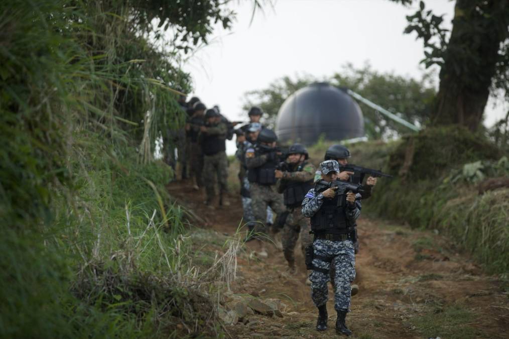 Las imágenes del impresionante despliegue de 10,000 soldados para capturar a pandilleros en El Salvador