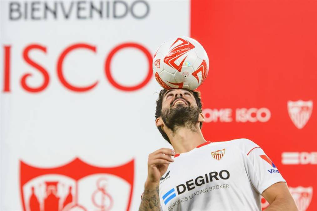 Isco estuvo en el terreno de juego ante la gran ovación de los seguidores, que llenaron la tribuna de Preferencia y una buena parte de la de Gol Norte.