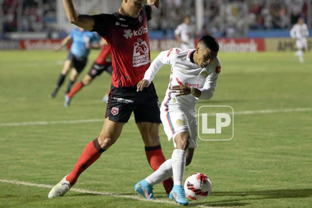 La jugada de Michaell Chirinos en el primer gol del Olimpia.