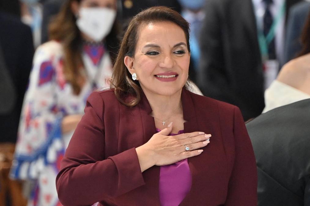 2. Xiomara Castro de Zelaya. Electa presidenta de Honduras en las elecciones generales de noviembre de 2021. Asumió el poder de la nación centroamericana el 27 de enero de 2022. Es la primera mujer en asumir la presidencia y la única fémina mandataria en Latinoamérica. 