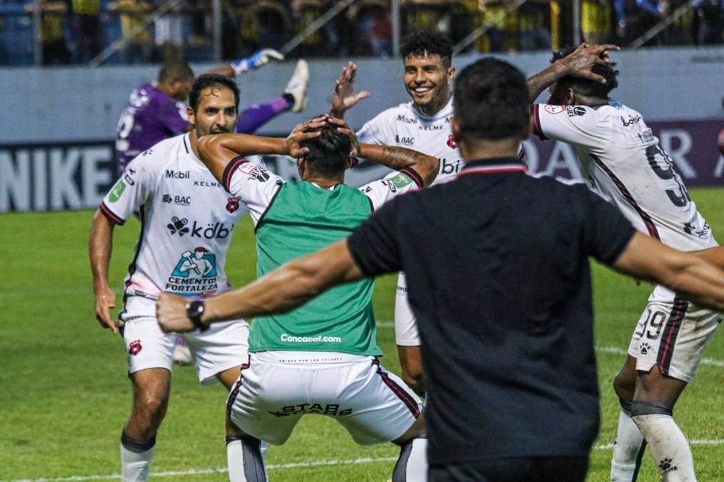 Los jugadores del Alajuelense se llevaron las manos a la cabeza en la celebración del golazo de Celso Borges. No lo podían creer.