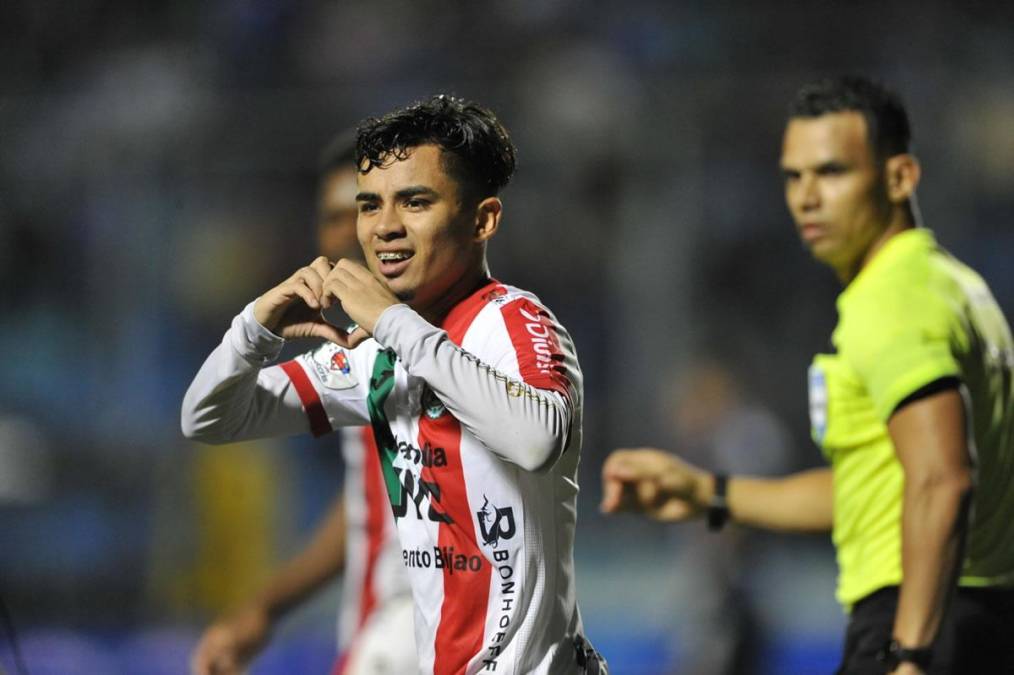 La celebración de Isaac Castillo tras su gol para el empate parcial 1-1 del Marathón contra el Motagua.