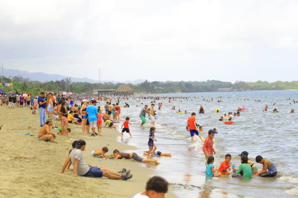 Sol, playa y mucha diversión: así se vive el ambiente en Puerto Cortés y Omoa