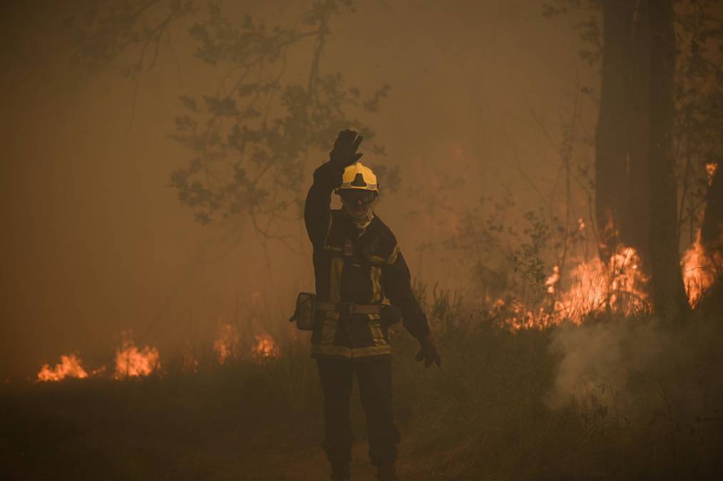 El tráfico ferroviario permaneció suspendido entre Madrid y Galicia, región del noroeste conocida como una de las mayores reservas de lobos de Europa, donde casi 30.000 hectáreas de terreno ya habían ardido en un incendio anterior en junio.