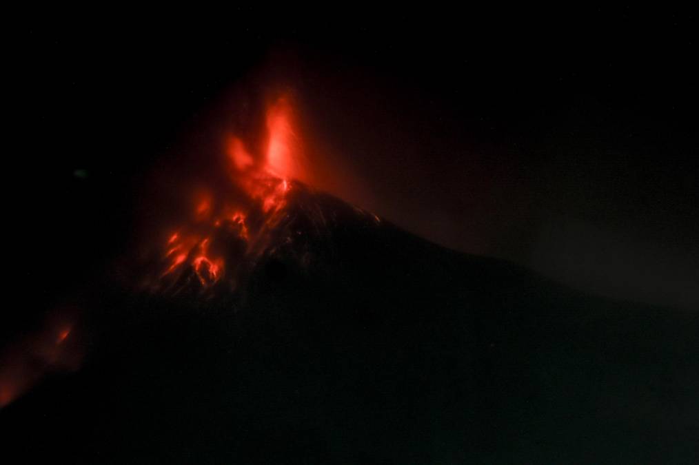 “El volcán de Fuego presentó un incremento en su actividad, el cual en los últimos minutos ha entrado en una fase de erupción (...). La erupción es mayormente efusiva acompañada de pulsos incandescentes de la fuente de lava”, señaló el estatal Instituto de Vulcanología (Insivumeh) en un boletín. 
