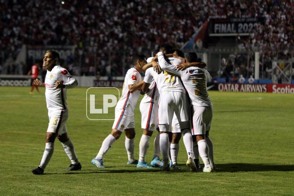 Los jugadores del Olimpia festejan el gol de José Mario Pinto ante Alajuelense.