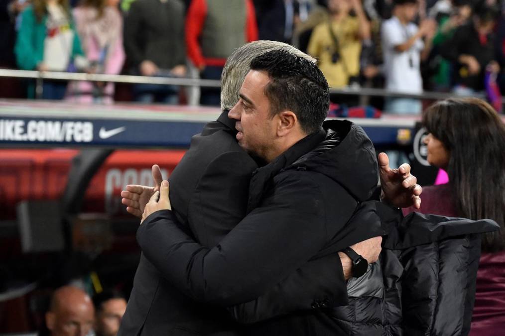 El saludo entre Carlo Ancelotti y Xavi Hernández antes del inicio del Clásico.