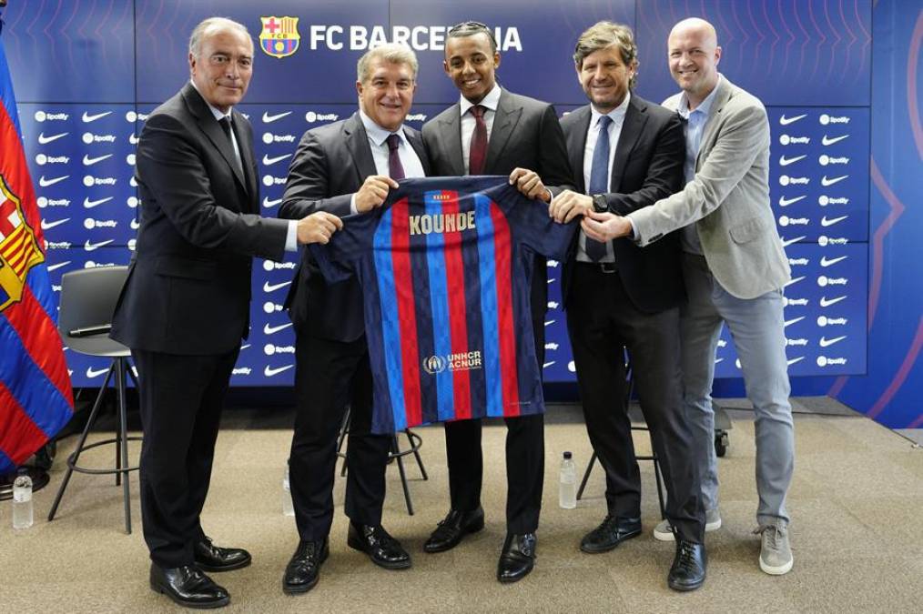 Koundé acompañado del presidente del Barcelona, Joan Laporta, el vicepresidente deportivo, Rafa Yuste, el director técnico del club, Mateo Alemany, y el secretario técnico, Jordi Cruyff, durante la presentación este del futbolista francés Jules Olivier Koundé.