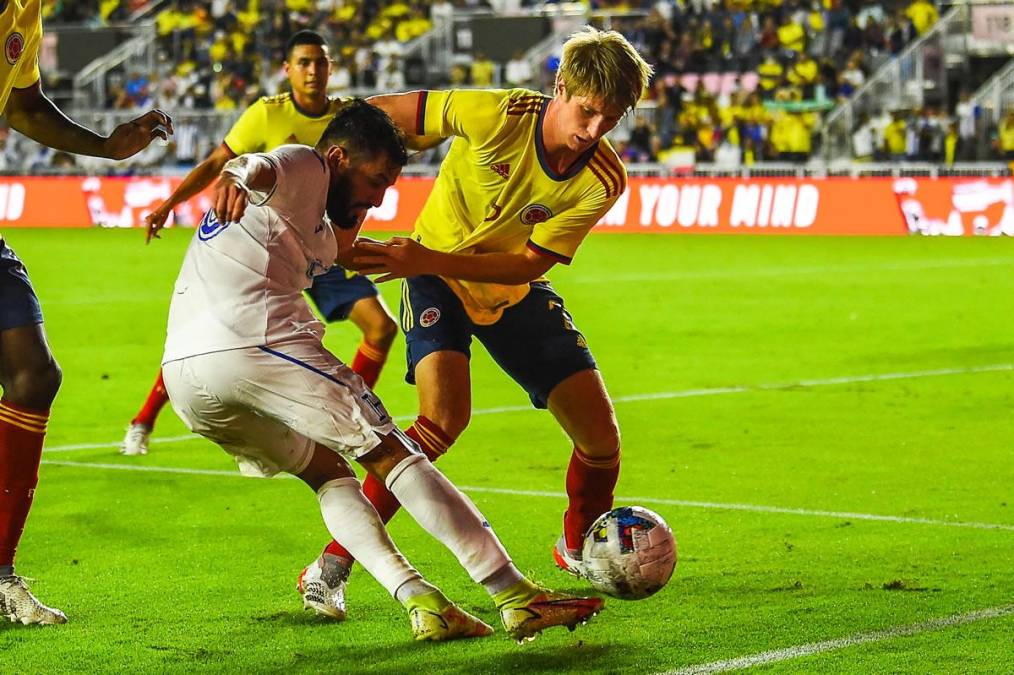 Jorge Álvarez llevó peligro al área colombiana con este centro.