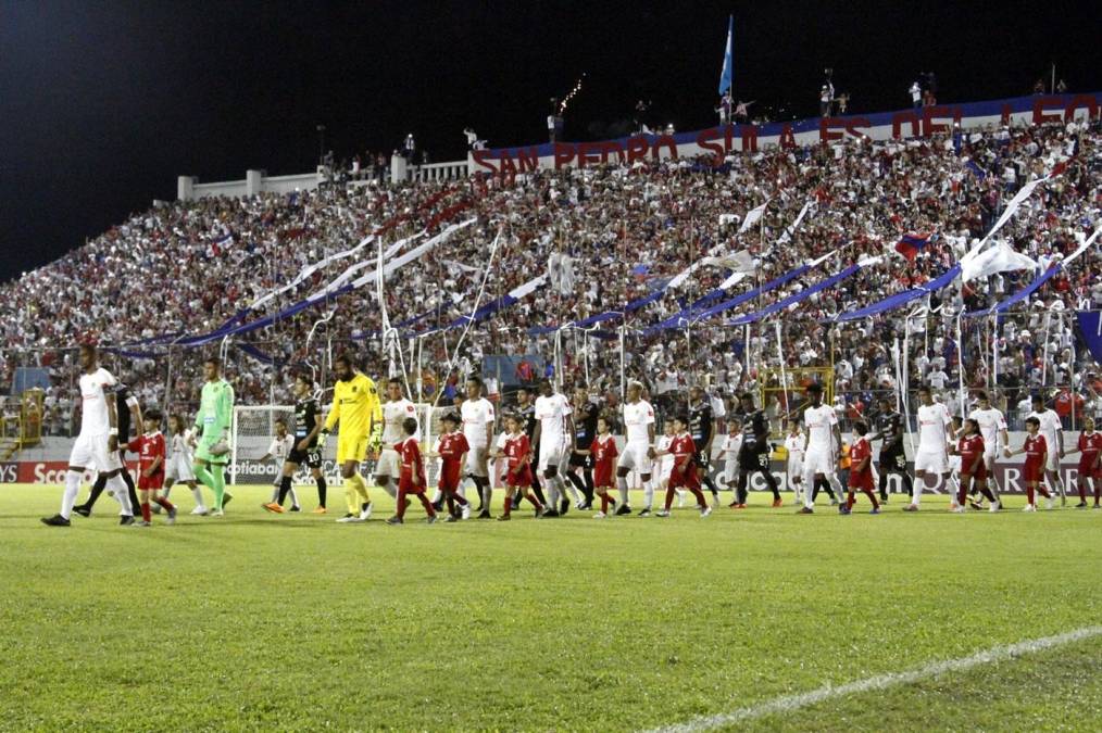 La salida de los equipos de Olimpia y Diriangén al campo del Morazán.