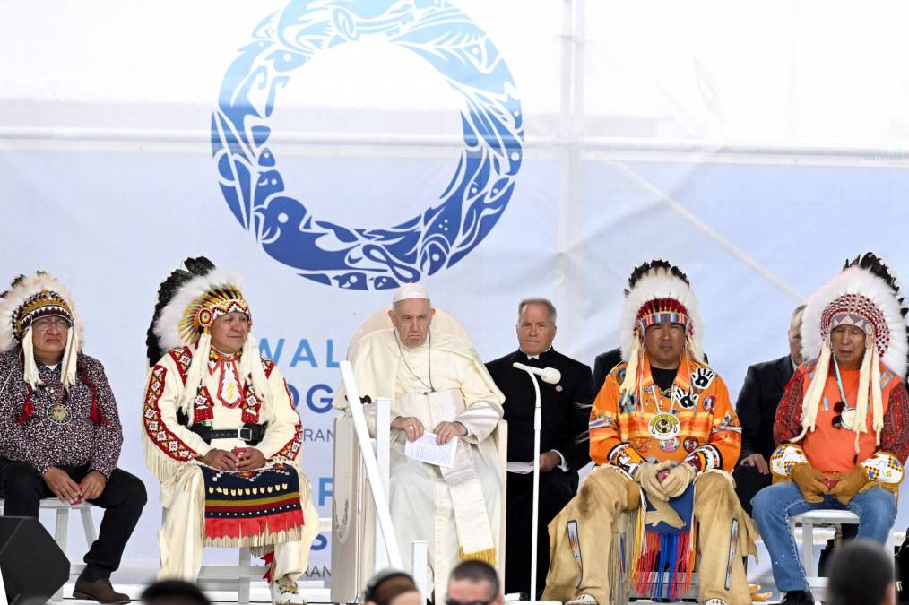 El papa fue recibido por un grupo de tambores de seis personas y cantantes de la Alexis Nation que interpretaron sus cantos tradicionales y después en un gran silencio con Simon, Trudeu y el papa sentados se produjo el intercambio de saludos de las delegaciones.