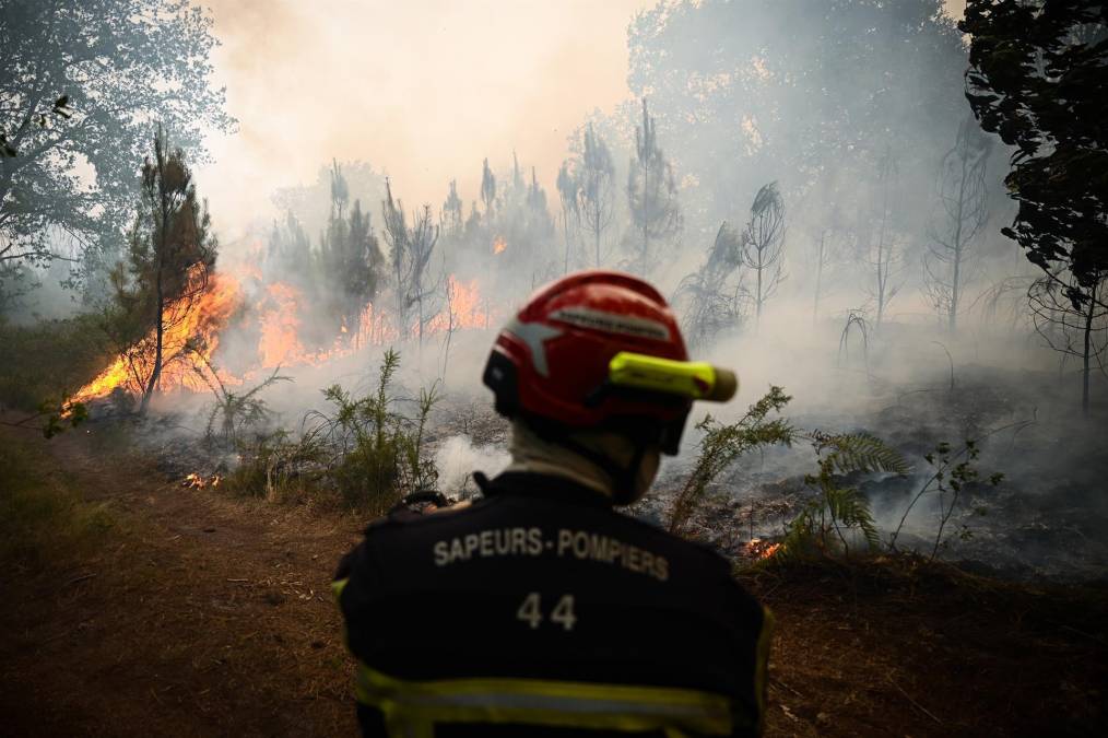 En España, donde la ola de calor extremo comenzó hace nueve días, los fuegos persistían, especialmente en la provincia de Zamora (noroeste), que ya sufrió un gran incendio hace un mes. 