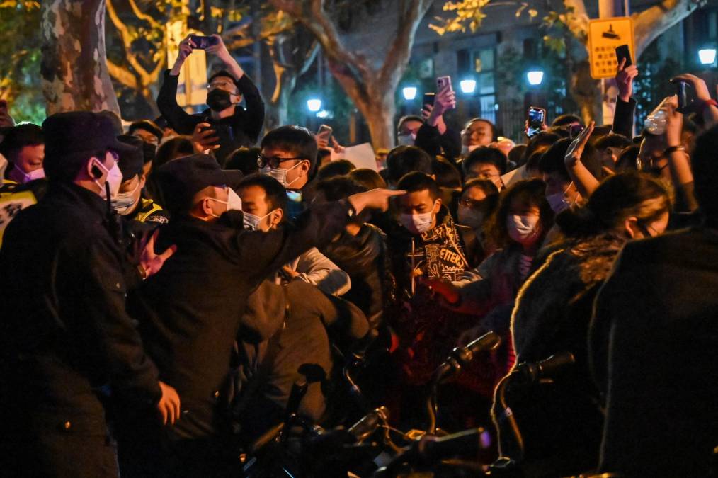 China se rebela: Las imágenes de las masivas protestas contra las restricciones anticovid
