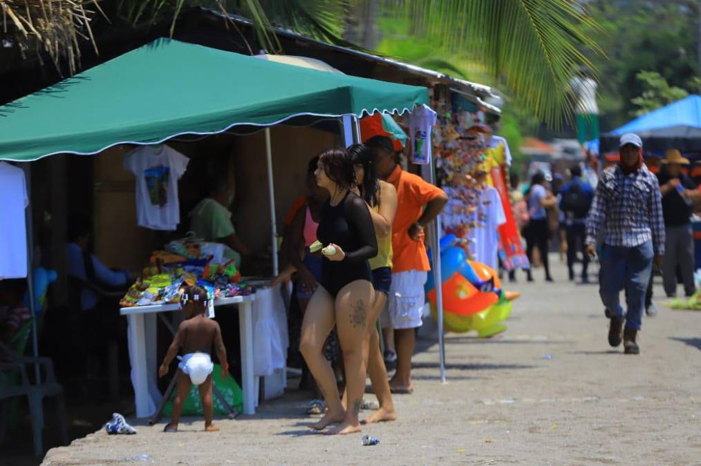 Asimismo, también degustan de la gastronomía de los restaurantes en esta zona de playas. 