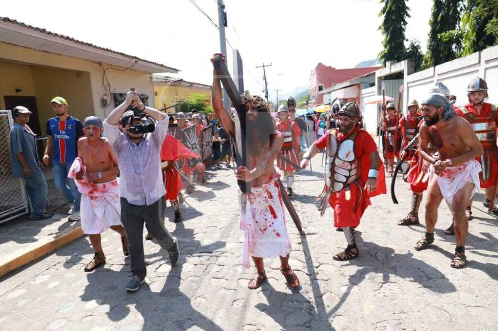 En el municipio de Trinidad, Santa Bárbara, feligreses realizaron una nutrida celebración del Viacrucis como parte de las actividades cristianas de Semana Santa. Fotografía: La Prensa / Melvin Cubas. 